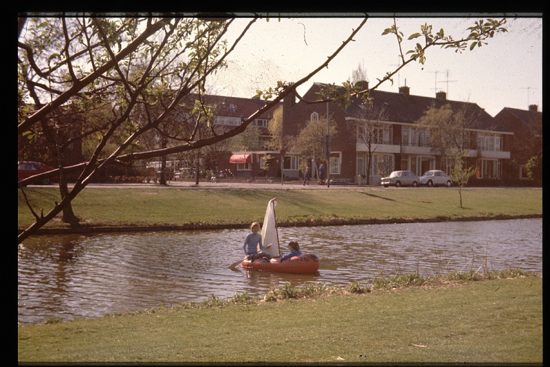 30.Delft jun 1976 Brigitte,Marion.JPG